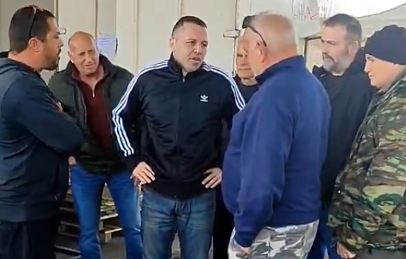 Ο Ηλίας Κασιδιάρης πήρε άδεια από τη φυλακή και επισκέφτηκε μπλόκο αγροτών