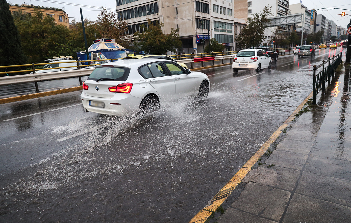 Προβλήματα στην Αττική λόγω της κακοκαιρίας Byron &#8211; Ποιοι δρόμοι παραμένουν κλειστοί και πού αποκαταστάθηκε η κυκλοφορία