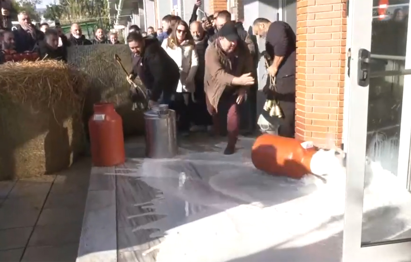 Χύνουν γάλα, πετάνε άχυρα και σταφύλια στους δρόμους οι αγρότες στην Καβάλα &#8211; Ένταση στις κινητοποιήσεις