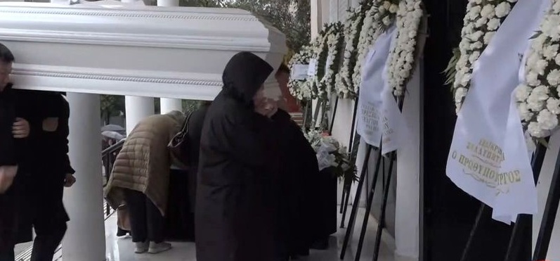 Σε κλίμα οδύνης το τελευταίο αντίο στον 24χρονο που έχασε τη ζωή του στο τροχαίο στη Λούτσα &#8211; Στεφάνι έστειλε ο Κυριάκος Μητσοτάκης