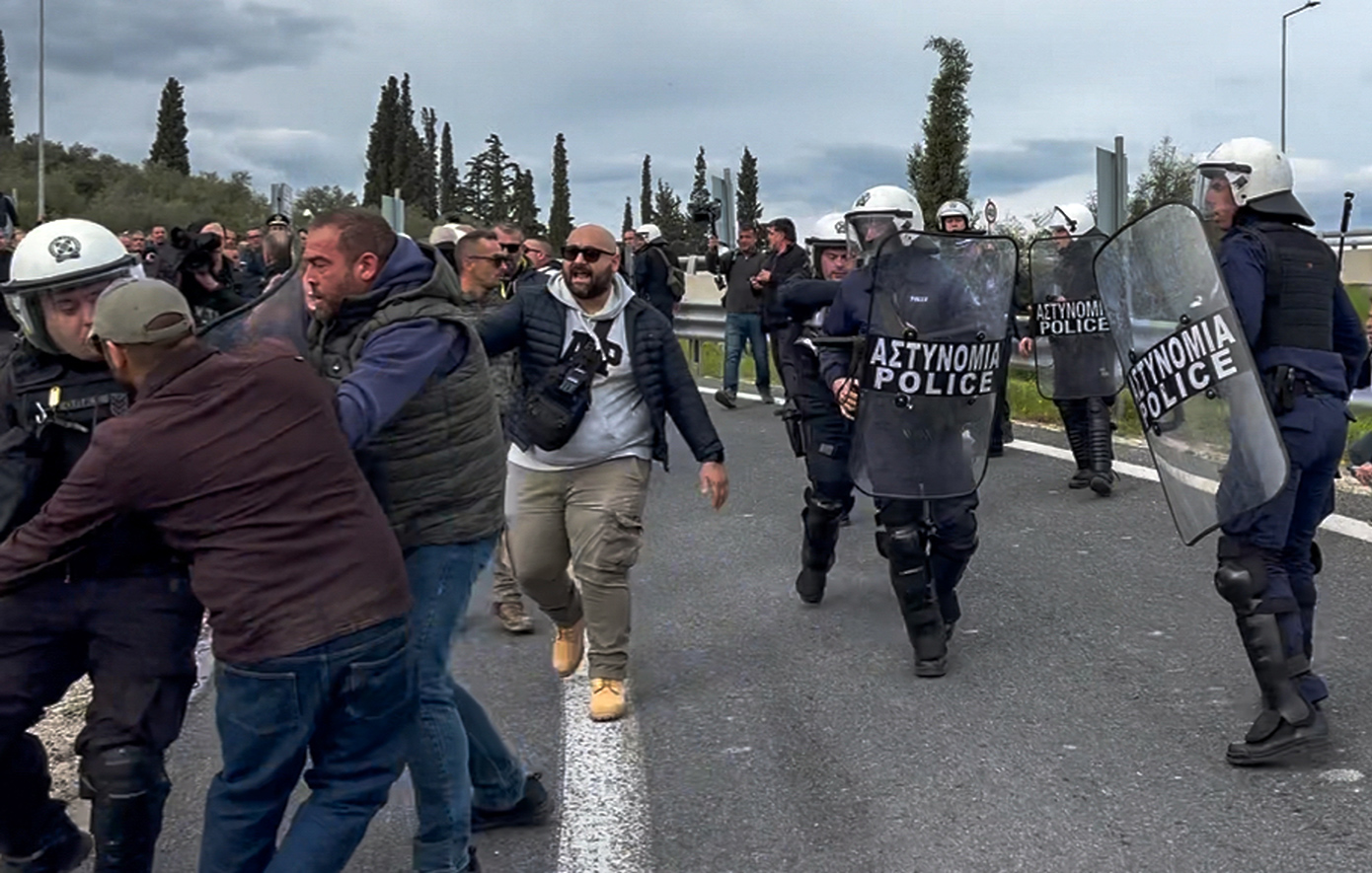 Ξύλο στο μπλόκο των αγροτών του Κιάτου – Δακρυγόνα και εκτροπή κυκλοφορίας