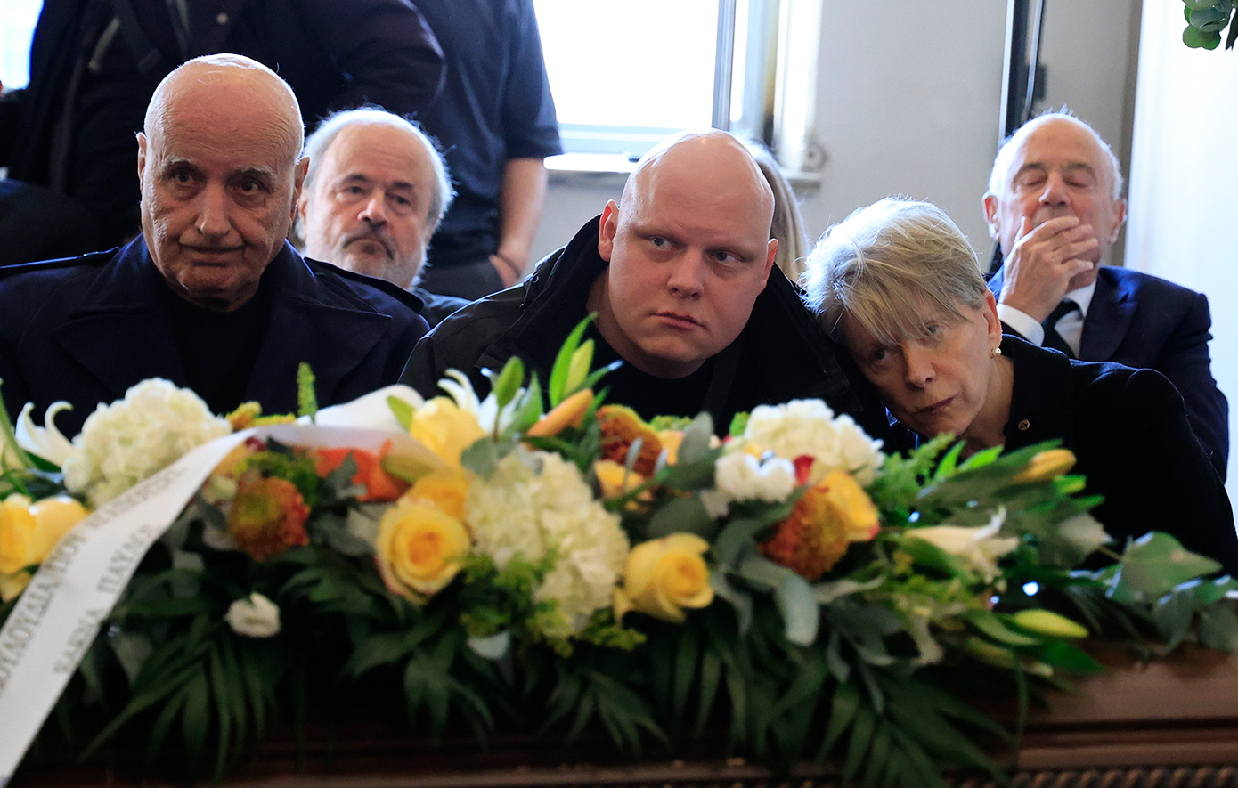 Σε βαρύ κλίμα κηδεύεται η Σύλβα Ακρίτα στο Α&#8217; Νεκροταφείο Αθηνών