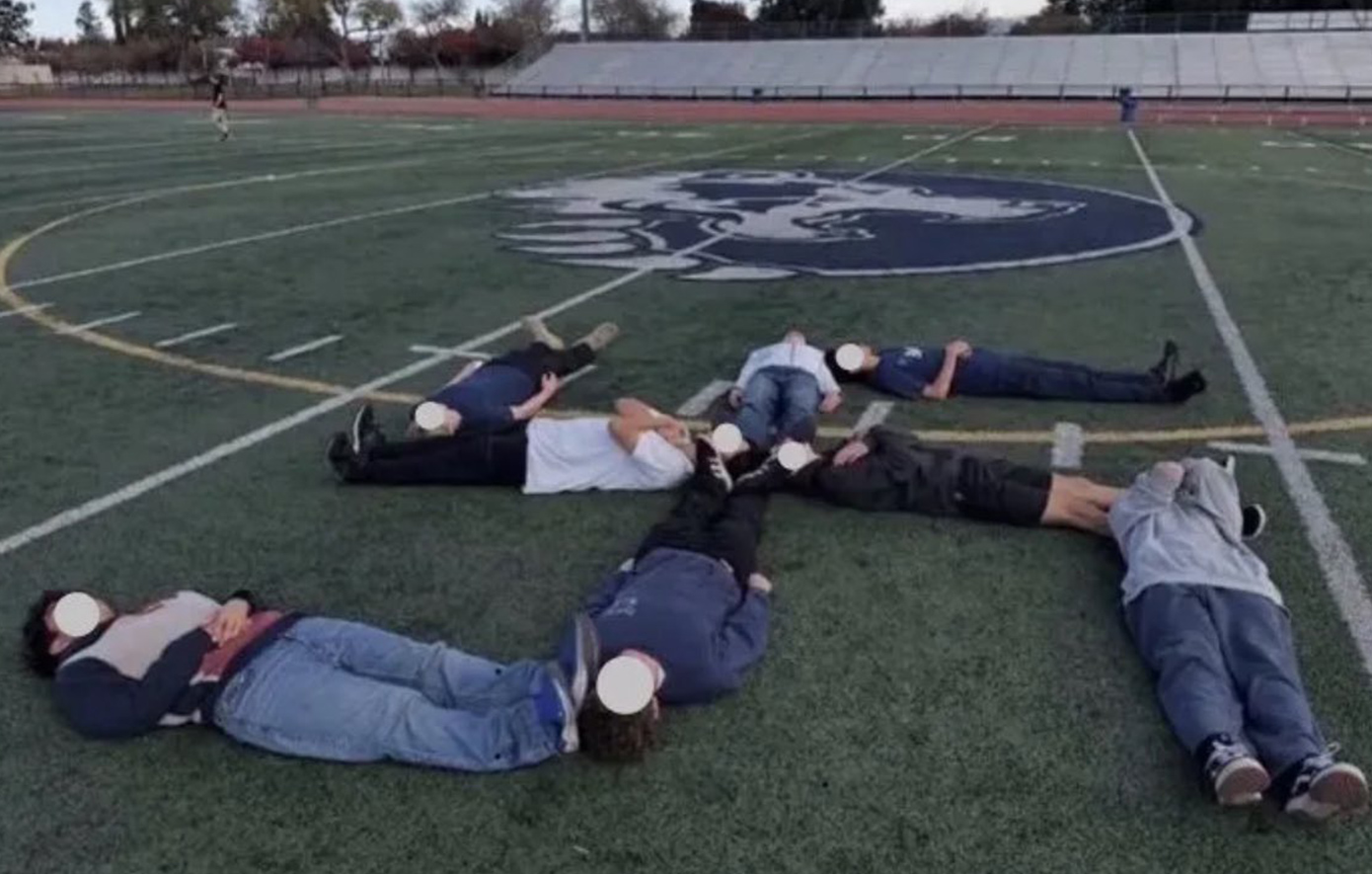 Μαθητές σχολείου σχημάτισαν με τα σώματά τους ανθρώπινη σβάστικα &#8211; Η ανάρτηση με τα λόγια του Χίτλερ