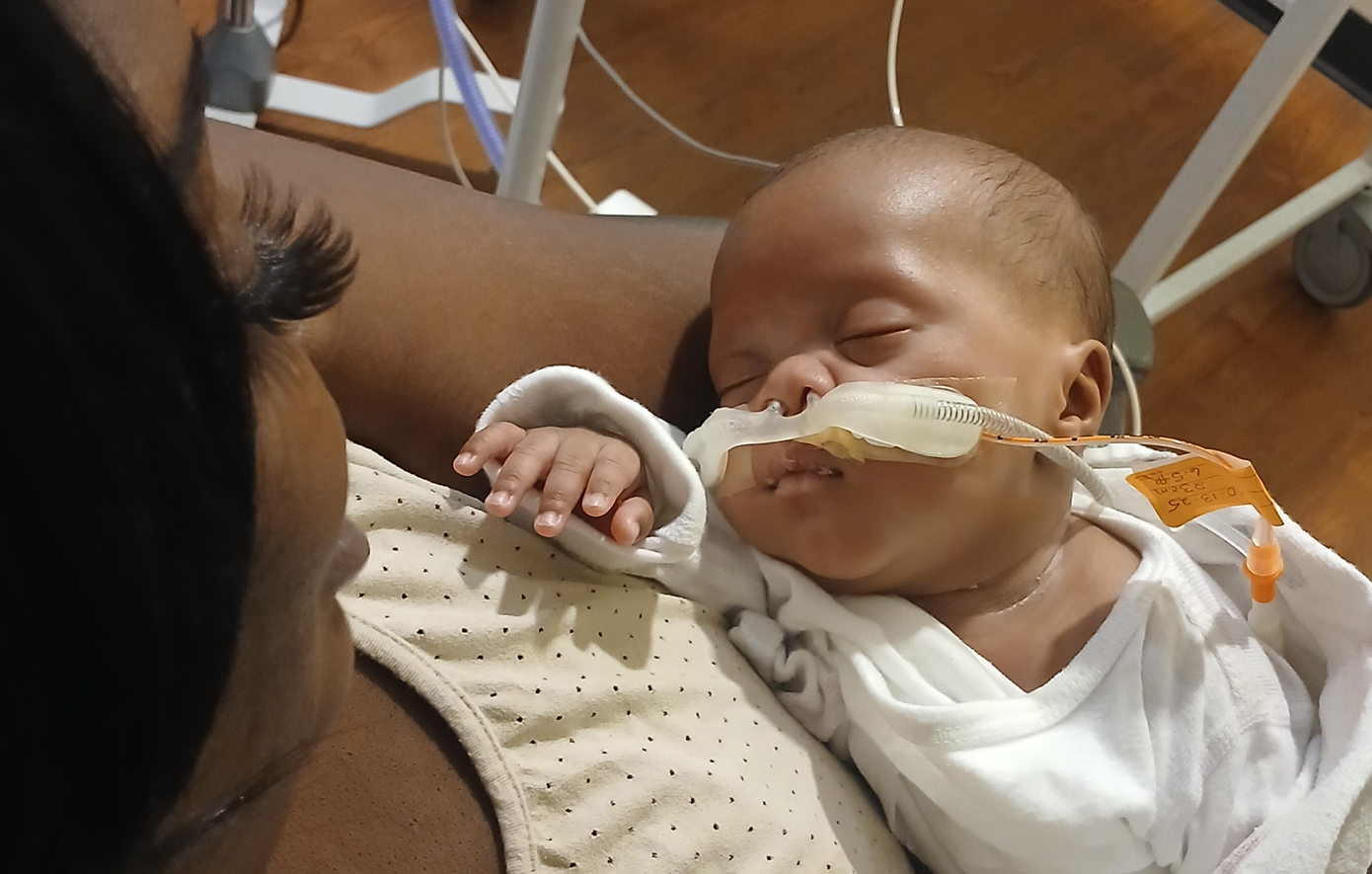 Μωρό που γεννήθηκε πρόωρα εξαιτίας της πολιτικής κατά των αμβλώσεων παραμένει άρρωστο και το κράτος δεν βοηθά στη νοσηλεία του