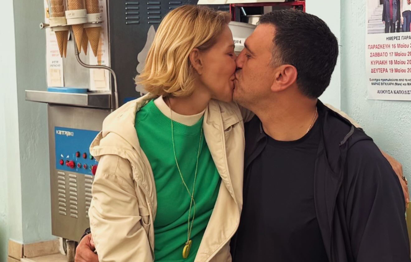 Η Τζένη Μπαλατσινού αποχαιρετά το 2025 με ένα φιλί στον Βασίλη Κικίλια