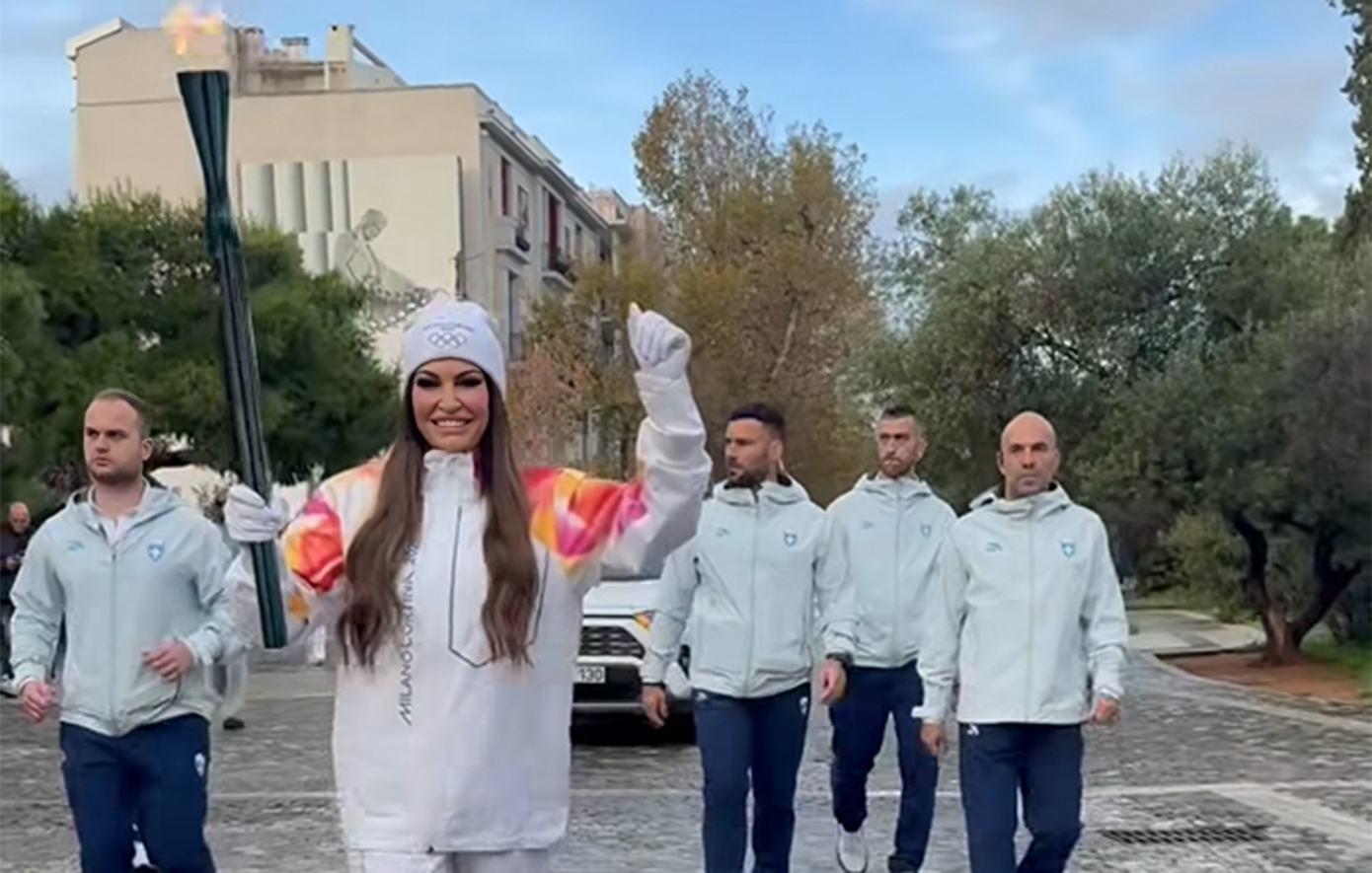 Η Κίμπερλι Γκίλφοϊλ έτρεξε από την Ακρόπολη έως το Καλλιμάρμαρο στη λαμπαδηδρομία για τους Χειμερινούς Ολυμπιακούς Αγώνες