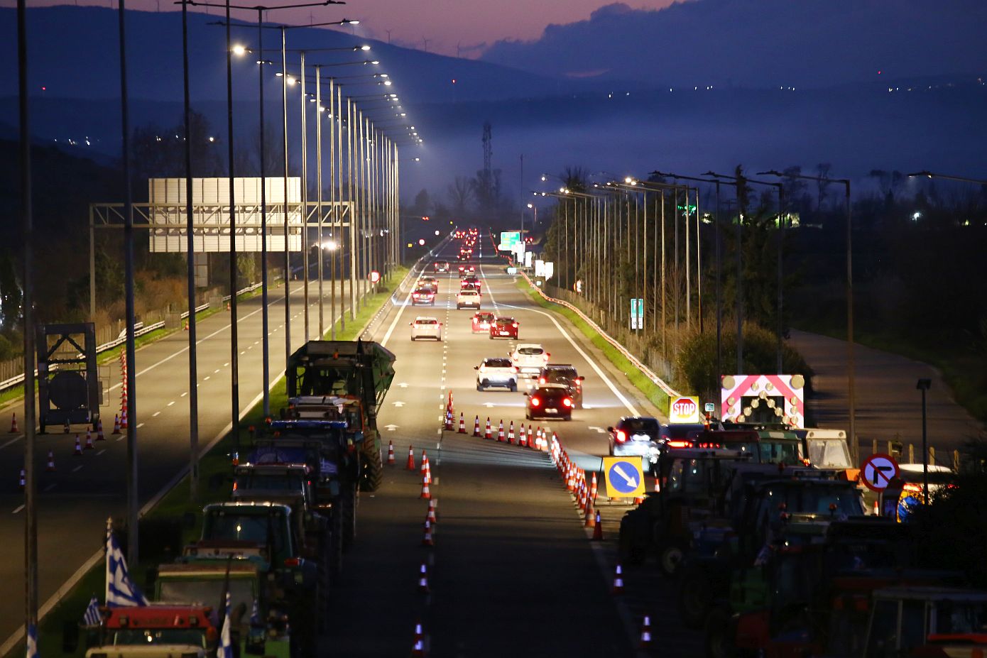 Πραγματική Οδύσσεια η επιστροφή των εκδρομέων του Χριστουγέννων: Ουρές μέχρι και 15 χλμ. σε Κάστρο και Μαρτίνο &#8211; Δείτε βίντεο