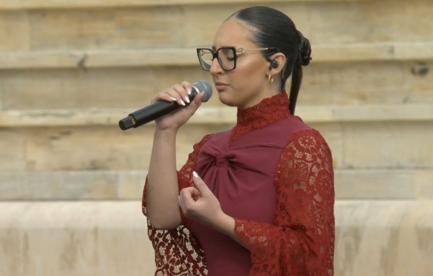 Τελετή Παράδοσης Ολυμπιακής Φλόγας: Η Κλαυδία τραγούδησε το «Αστερομάτα» στο Καλλιμάρμαρο