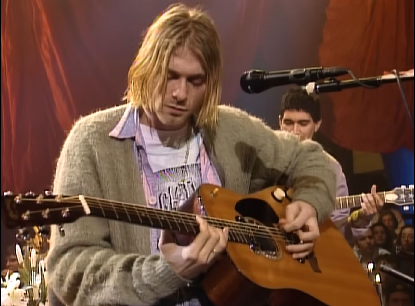 Η κιθάρα του Kερτ Κομπέιν που εμφανίστηκε στο MTV Unplagged 1993 δωρήθηκε στο Βασιλικό Κολλέγιο Μουσικής του Λονδίνου