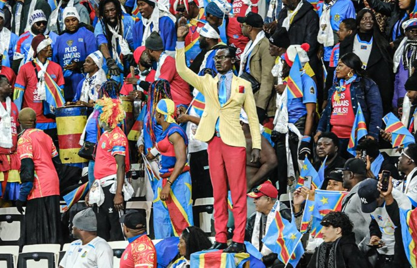 Ο ακίνητος φίλαθλος του Κονγκό που συγκλονίζει τις κερκίδες – Τι εκπροσωπεί