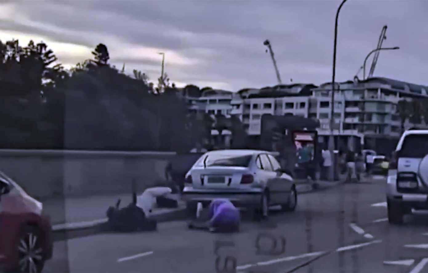 Ζευγάρι στο Σίδνεϊ πολέμησε ενάντια του τρομοκράτη της αιματηρής επίθεσης πριν πέσει νεκρό από τα πυρά του &#8211; Δείτε το βίντεο