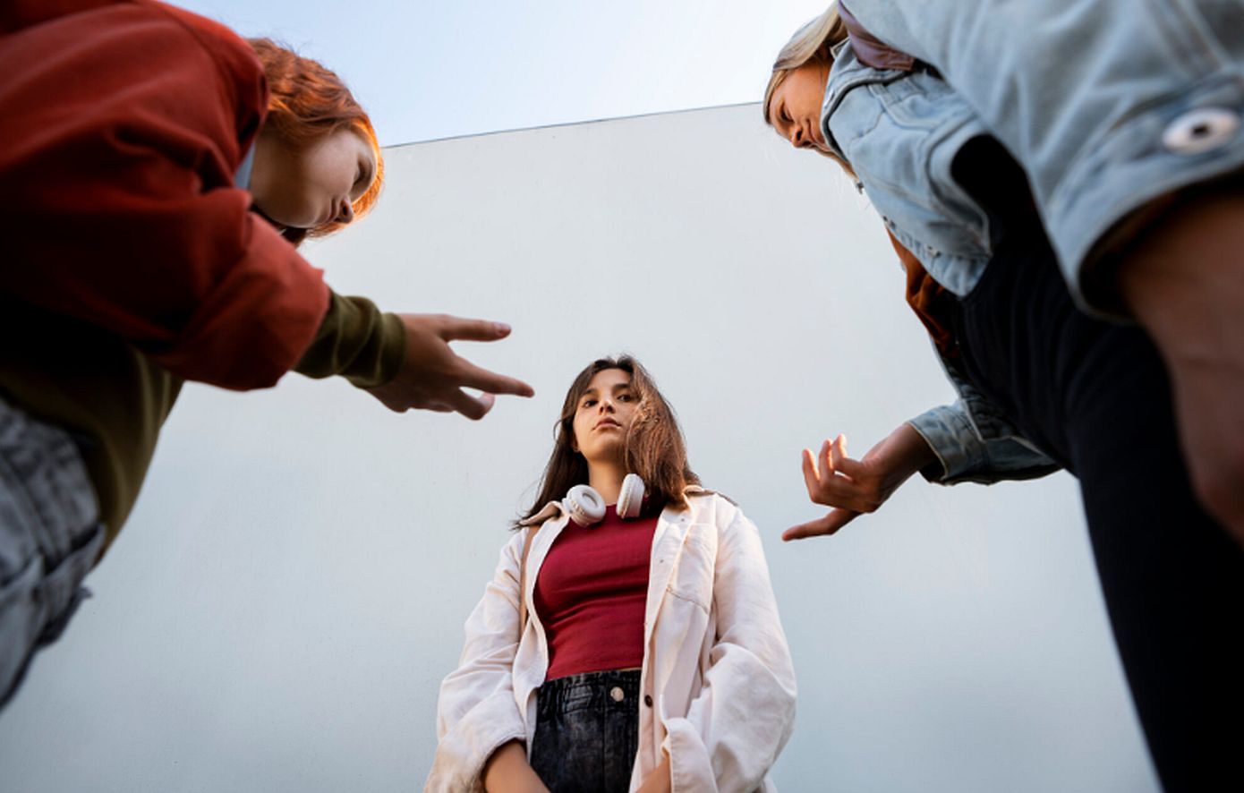 Άγρια περιστατικά βίας μεταξύ ανήλικων κοριτσιών σε σχολεία και πλατείες &#8211; Γιατί τα κορίτσια πιάνονται στα χέρια;