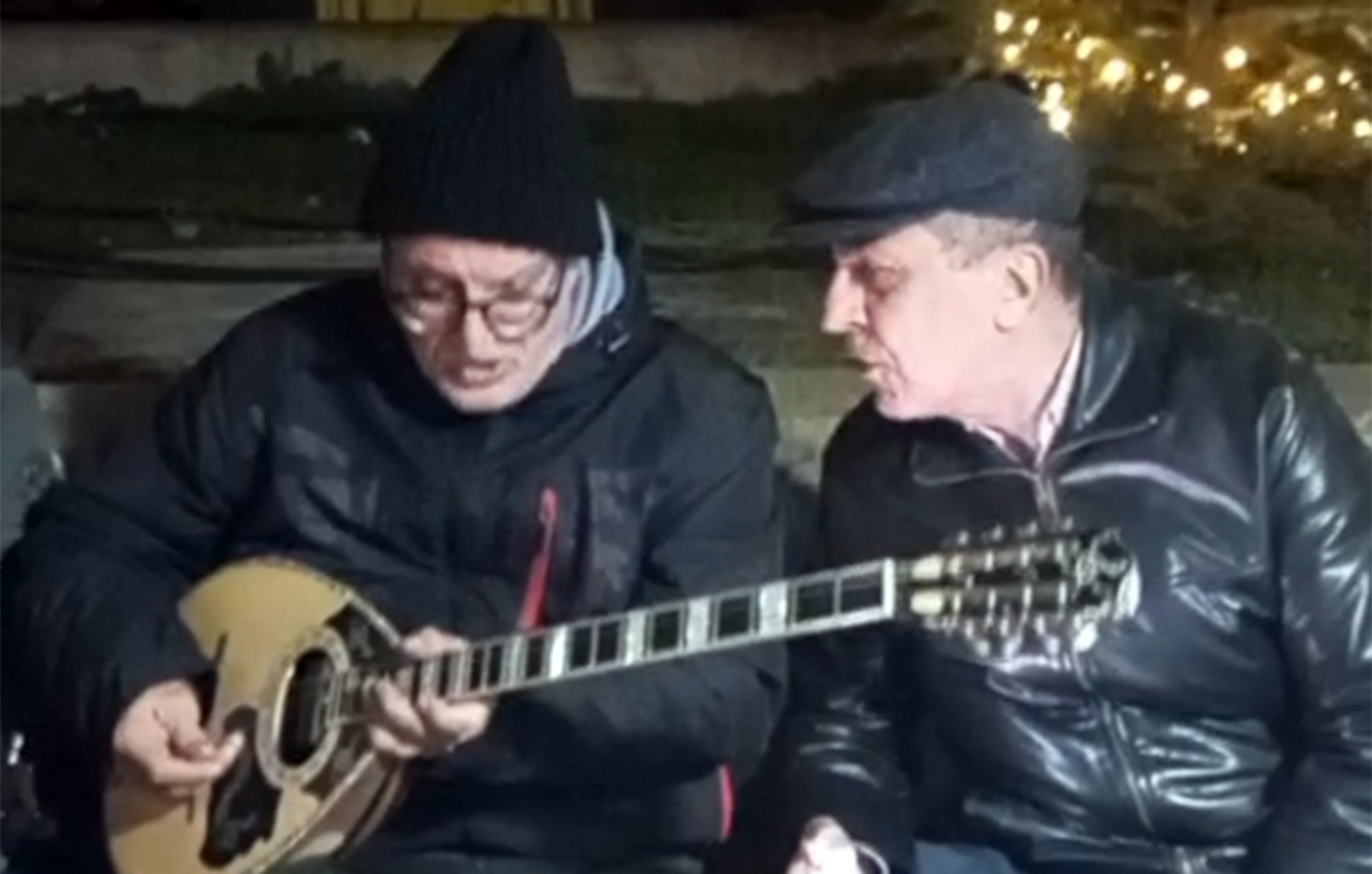 Στα μπλόκα των αγροτών ο Δημήτρης Κουρέτας &#8211; Τραγούδησε το «άνοιξε γιατί δεν αντέχω»