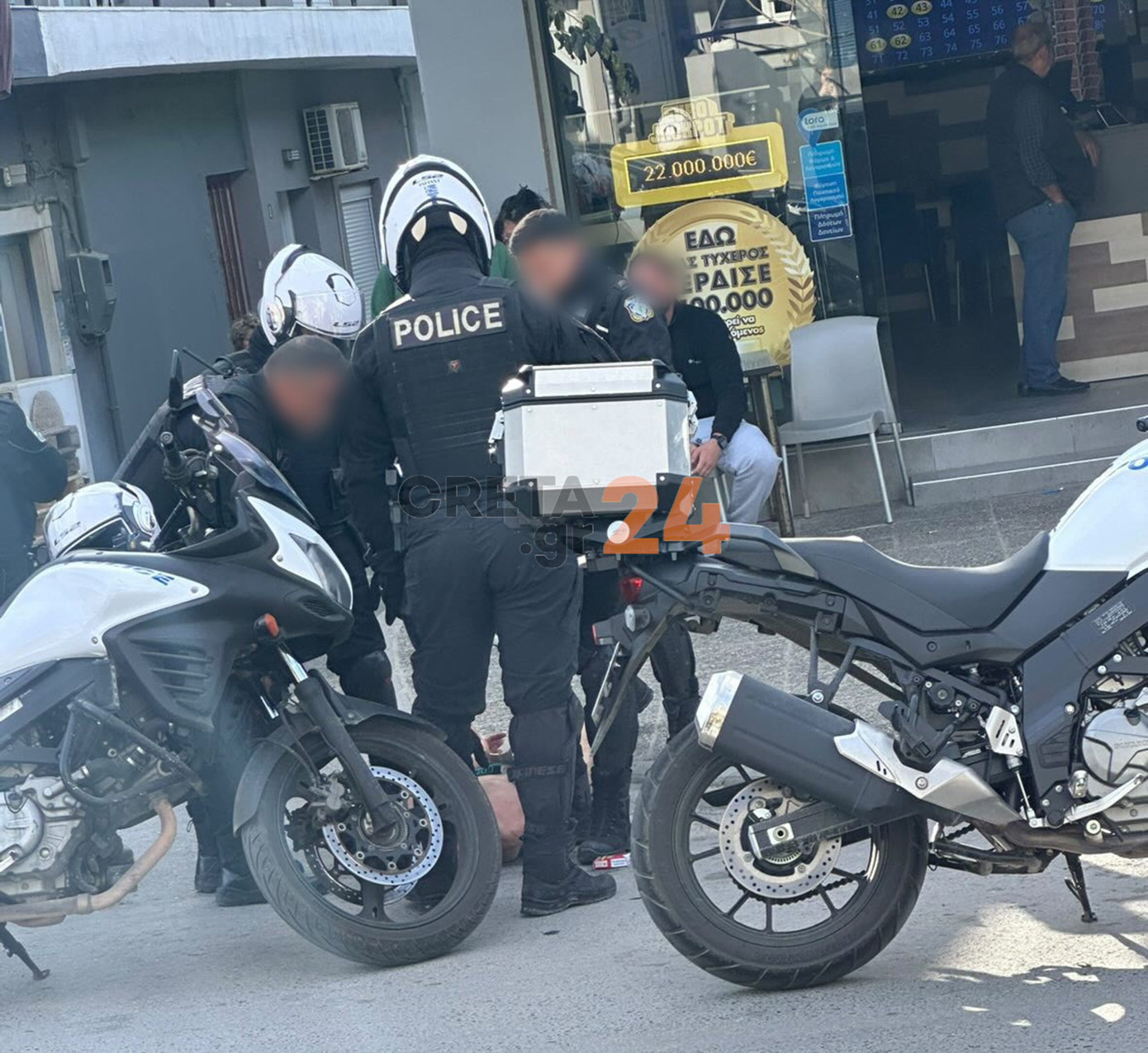 «Κυνήγησε πελάτη κρατώντας μαχαίρι» – Σοκάρουν οι μαρτυρίες για τον ημίγυμνο στο Ηράκλειο που προκάλεσε τρόμο «Κυνήγησε πελάτη κρατώντας μαχαίρι» – Σοκάρουν οι μαρτυρίες για τον ημίγυμνο στο Ηράκλειο που προκάλεσε τρόμο