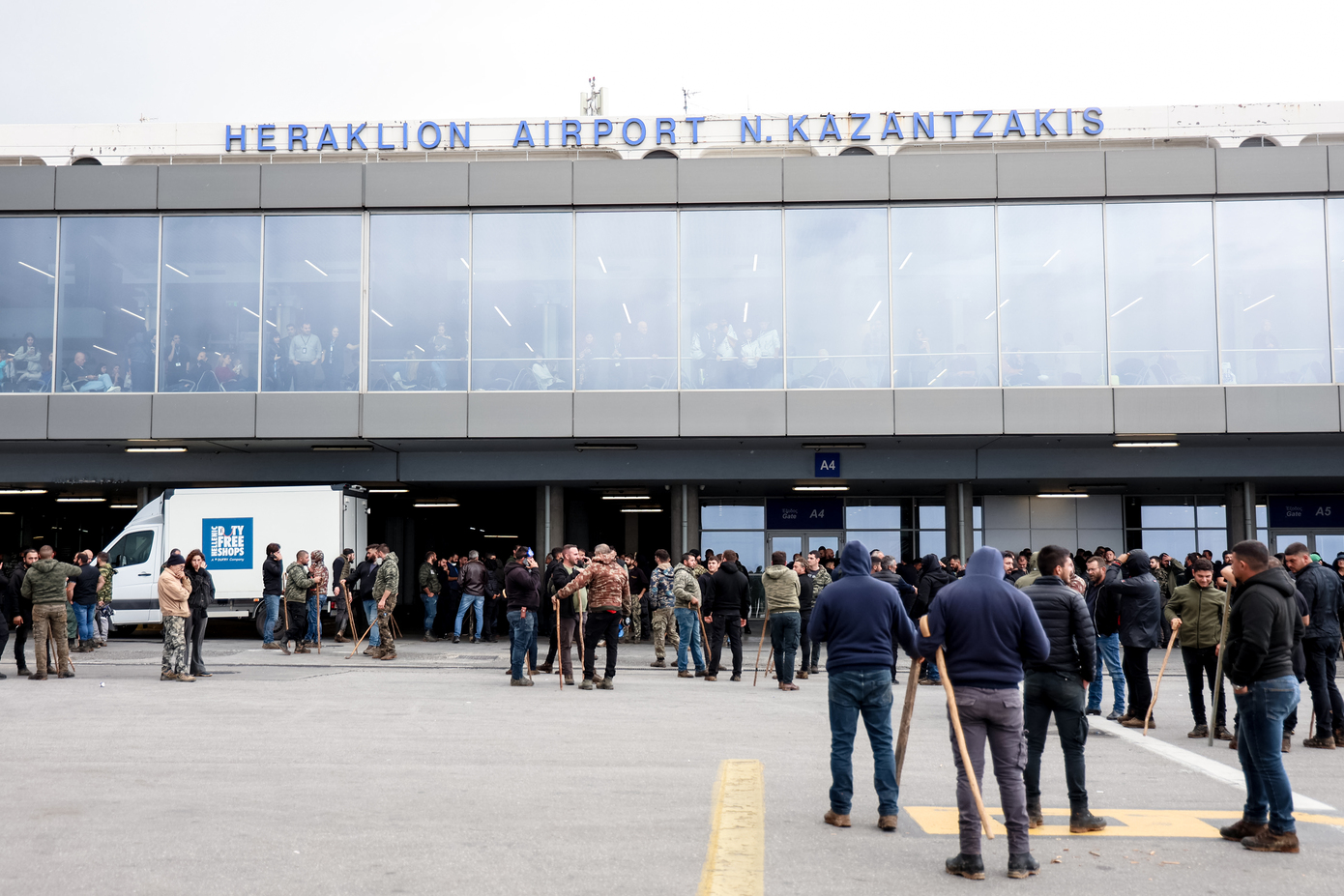 «Παραλύει» η Ελλάδα από τις κινητοποιήσεις των αγροτών &#8211; 55 τα μπλόκα σε όλη τη χώρα &#8211; Κλειστό και πάλι το αεροδρόμιο Ηρακλείου