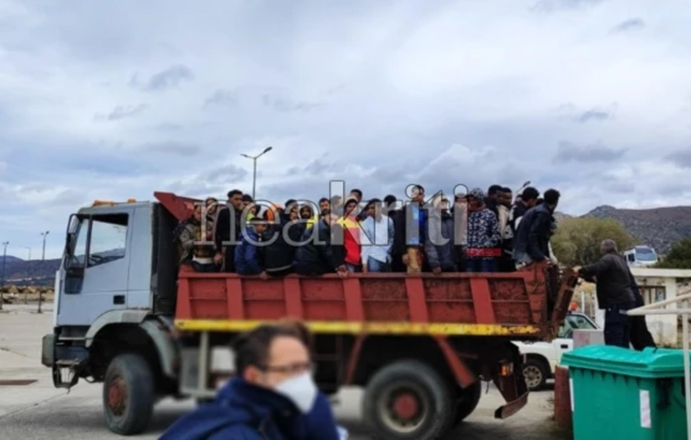 Με φορτηγά πήραν 230 μετανάστες από τις παραλίες στην Κρήτη &#8211; Έφτασαν πέντε λέμβοι μέσα σε λίγες ώρες