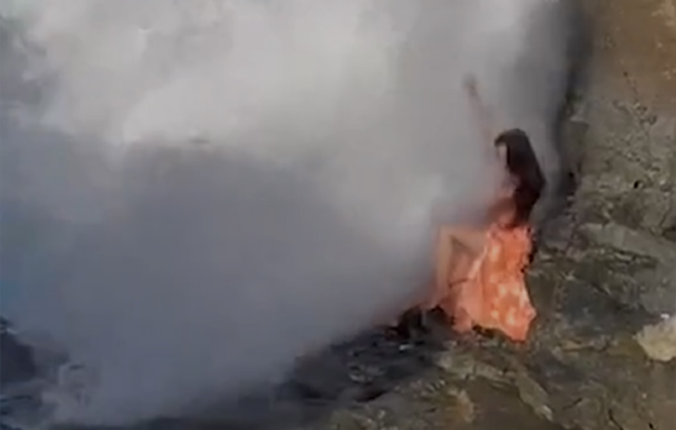 Τουρίστρια παρασύρεται από μανιασμένο κύμα την ώρα που ποζάρει για φωτογραφία &#8211; Πώς γλίτωσε