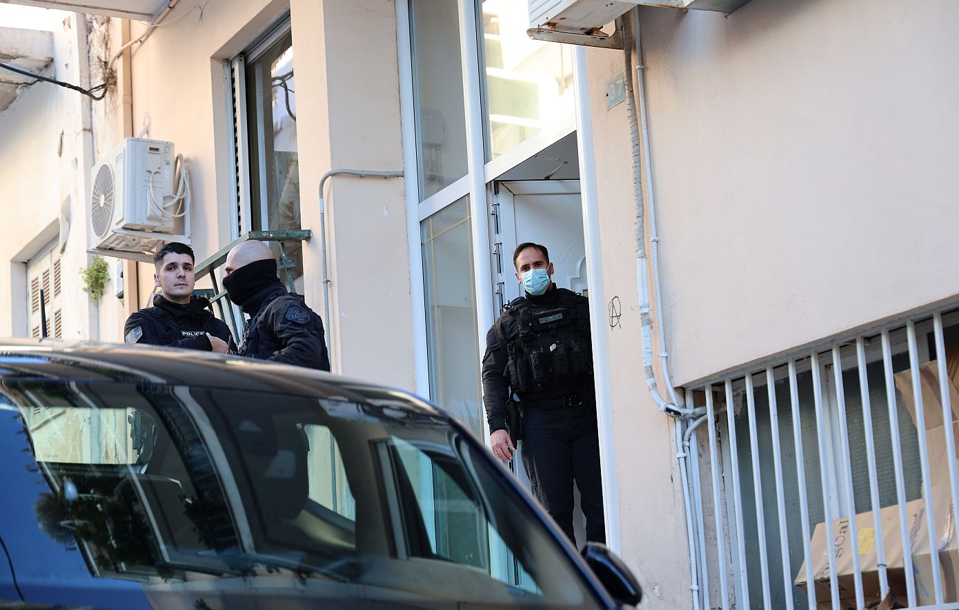 «Δεν άντεχα άλλο»: Σημείωμα του ηλικιωμένου που αποπειράθηκε να δολοφονήσει τη σύζυγό του και μετά πήδηξε στο κενό &#8211; Δείτε βίντεο