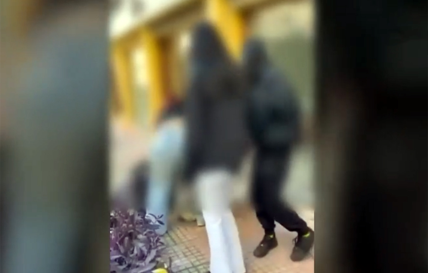 «Γροθιά στο στομάχι» το άγριο ξύλο μεταξύ μαθητριών στη Λαμία &#8211; «Δεν φταίει η κόρη μου, τσακώθηκαν για ένα αγόρι»