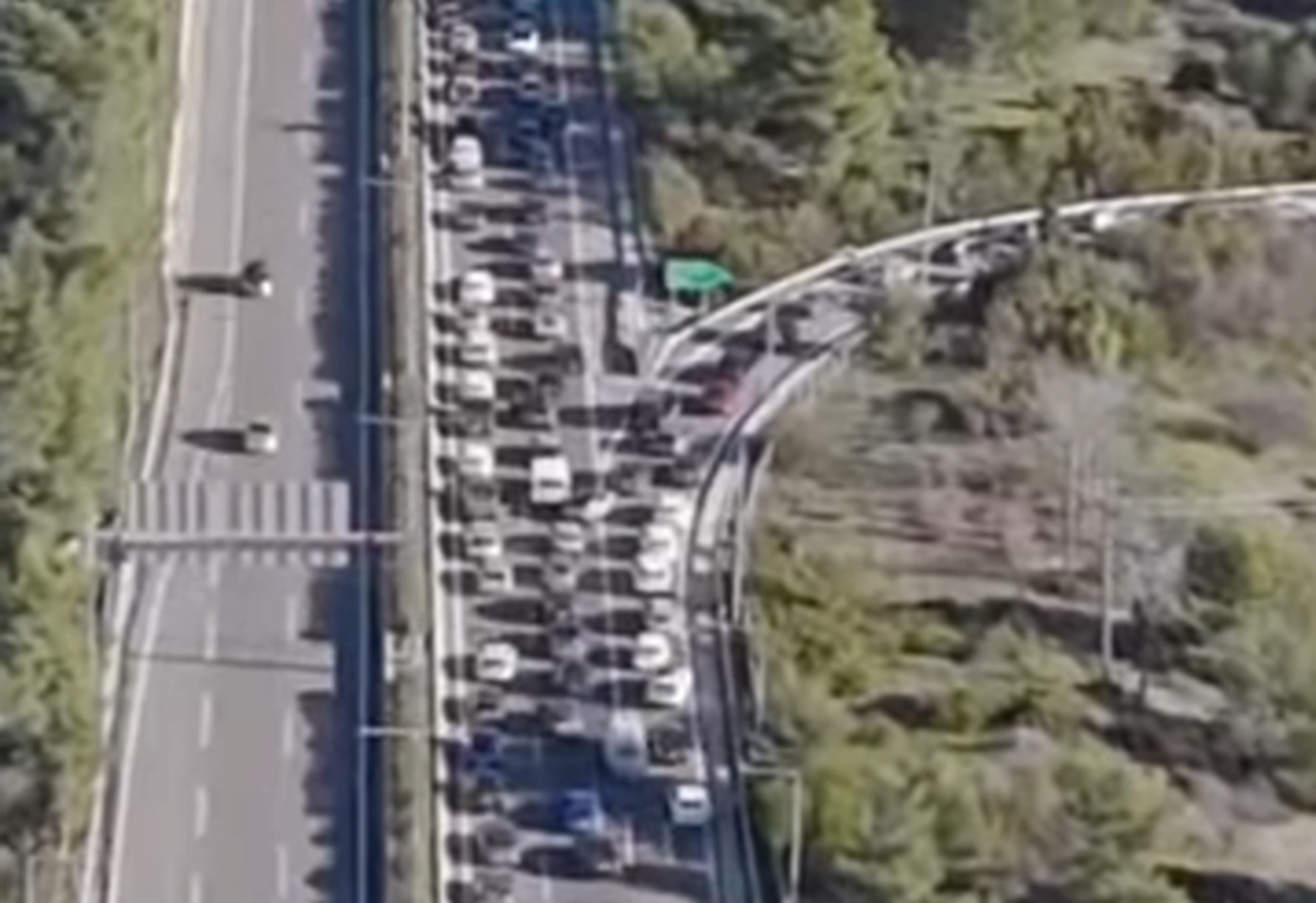 Συνεχίζονται τα προβλήματα στην επιστροφή των εκδρομέων: Ουρές χιλιομέτρων σε Κάστρο και Μαρτίνο &#8211; Δείτε βίντεο