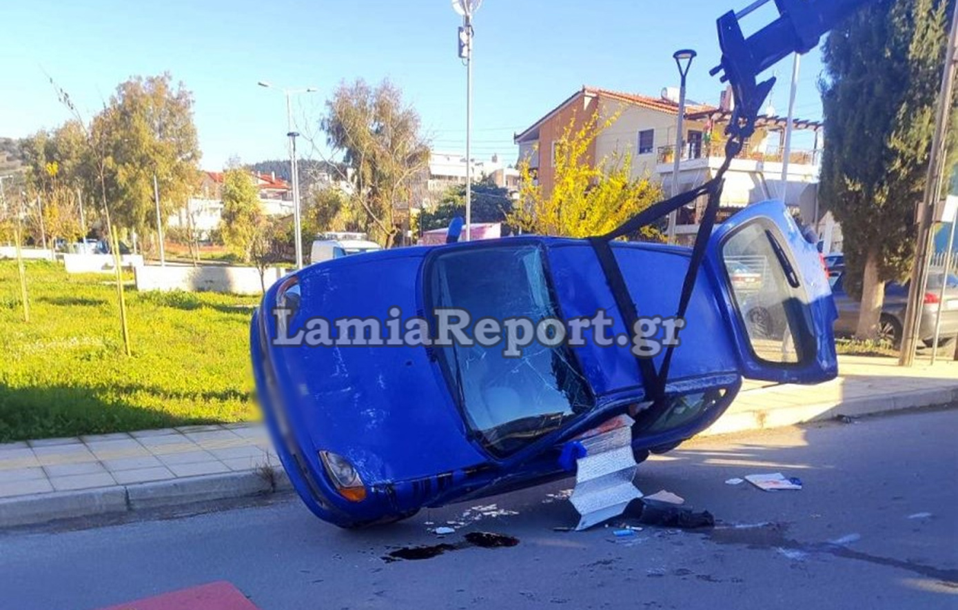 Σοβαρό τροχαίο στη Λαμία: Οδηγός παραβίασε στοπ και εμβόλισε άλλο ΙΧ που έφερε τούμπες μέσα στην πόλη