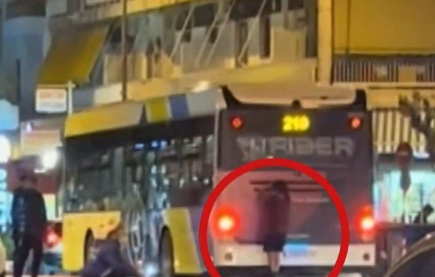 Νεαρός αφήνει το πατίνι και σκαρφαλώνει σε λεωφορείο εν κινήσει στην Καλλιθέα