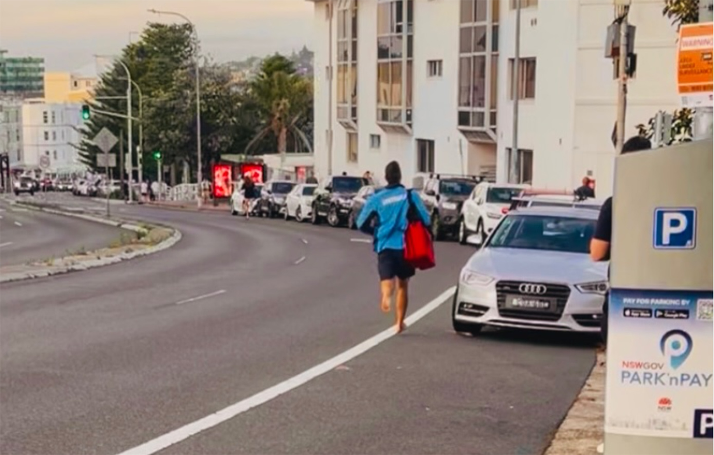 Η viral εικόνα του ναυαγοσώστη που τρέχει ξυπόλυτος σαν τρελός προς το σημείο της σφαγής στο Σίδνεϊ, την ώρα που ο κόσμος έφευγε έντρομος από την παραλία