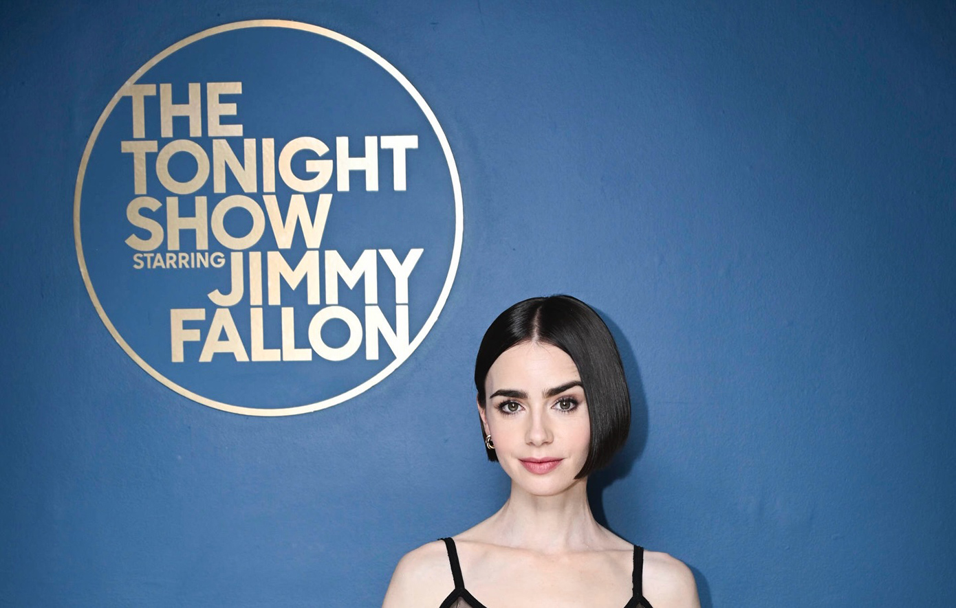 H Λίλι Κόλινς ανέφερε τον Κυριάκο Μητσοτάκη στη συνέντευξη που έδωσε στον Τζίμι Φάλον για το «Emily in Paris»