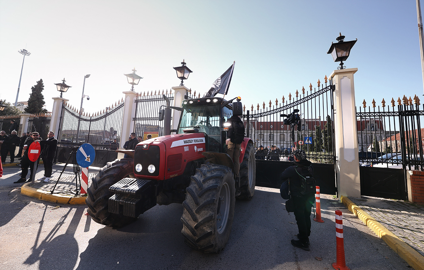 Απόβαση αγροτών με τα τρακτέρ τους στο λιμάνι της Θεσσαλονίκης &#8211; Βίντεο και φωτογραφίες