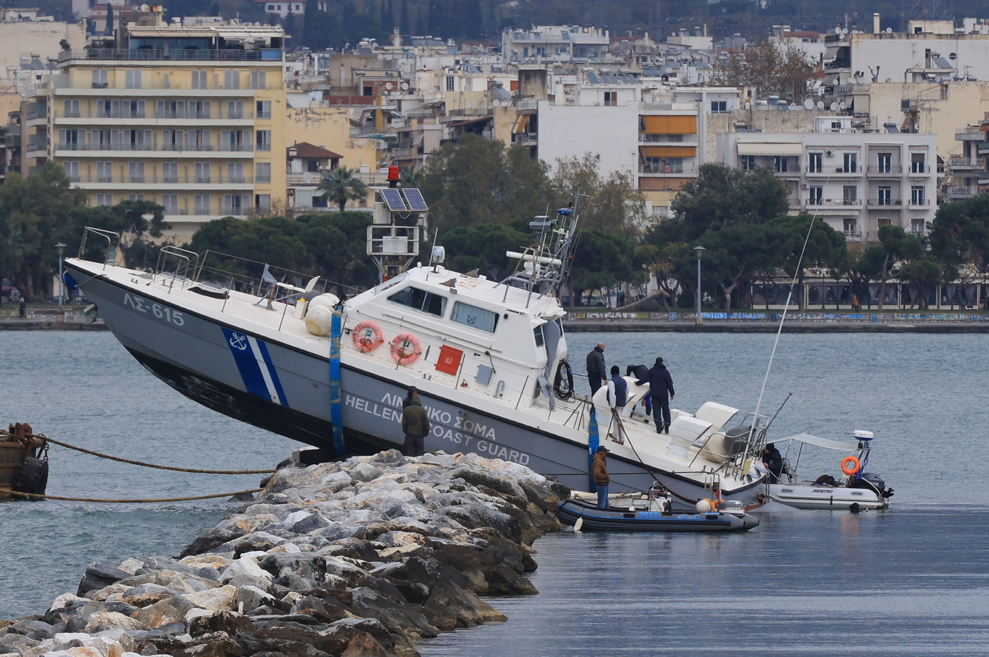 Σκάφος του Λιμενικού προσέκρουσε σε βράχια στην είσοδο του λιμανιού Βόλου