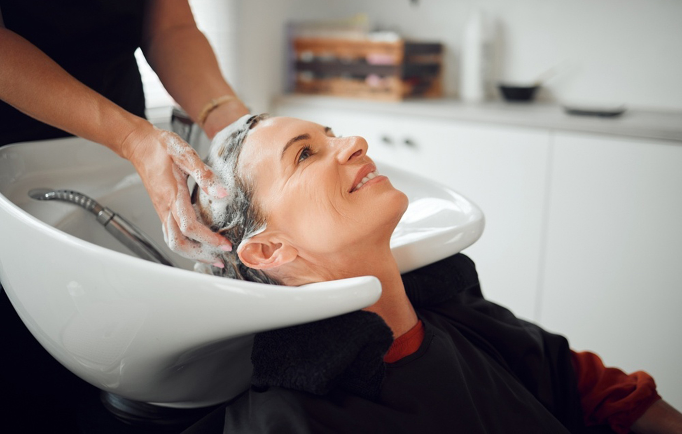 Το «σύνδρομο του κομμωτηρίου»: Η σπάνια αλλά υπαρκτή απειλή κατά το λούσιμο