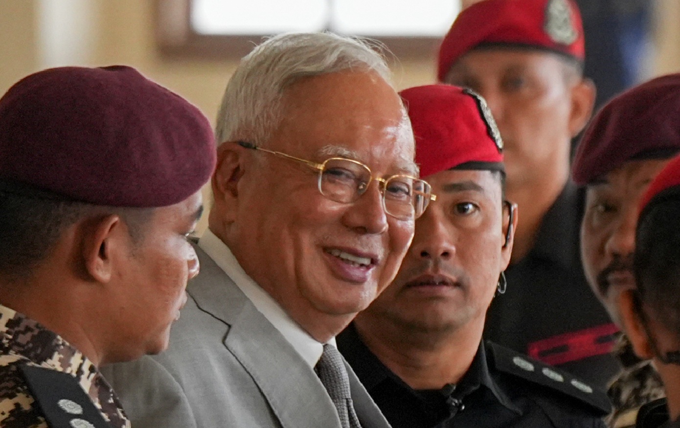 Μαλαισία: Κάθειρξη 15 ετών στον πρώην πρωθυπουργό Νατζίμπ Ραζάκ για κατάχρηση εξουσίας και ξέπλυμα χρήματος