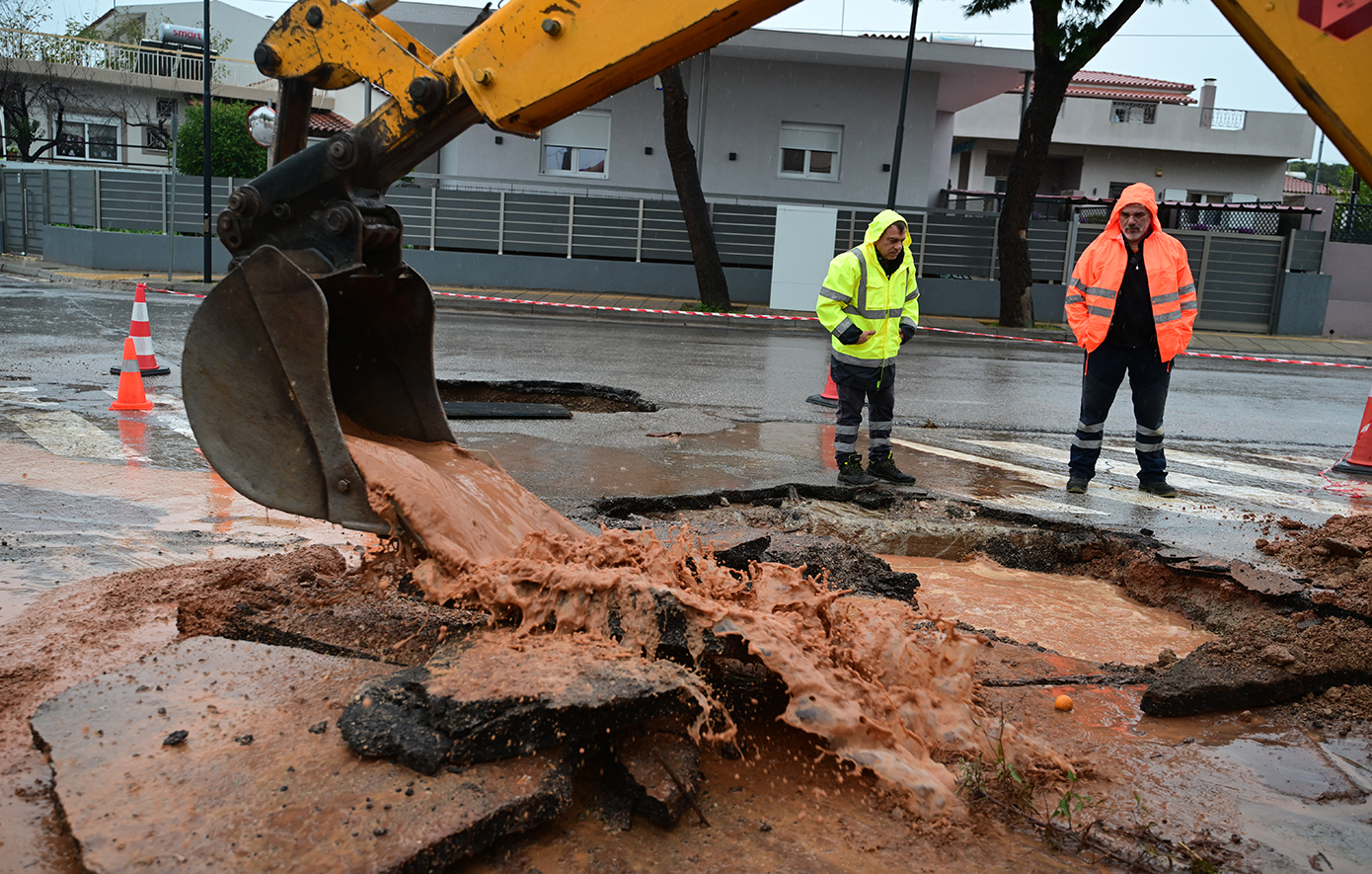 Έσπασε αγωγός ύδρευσης στη Μάνδρα από την κακοκαιρία