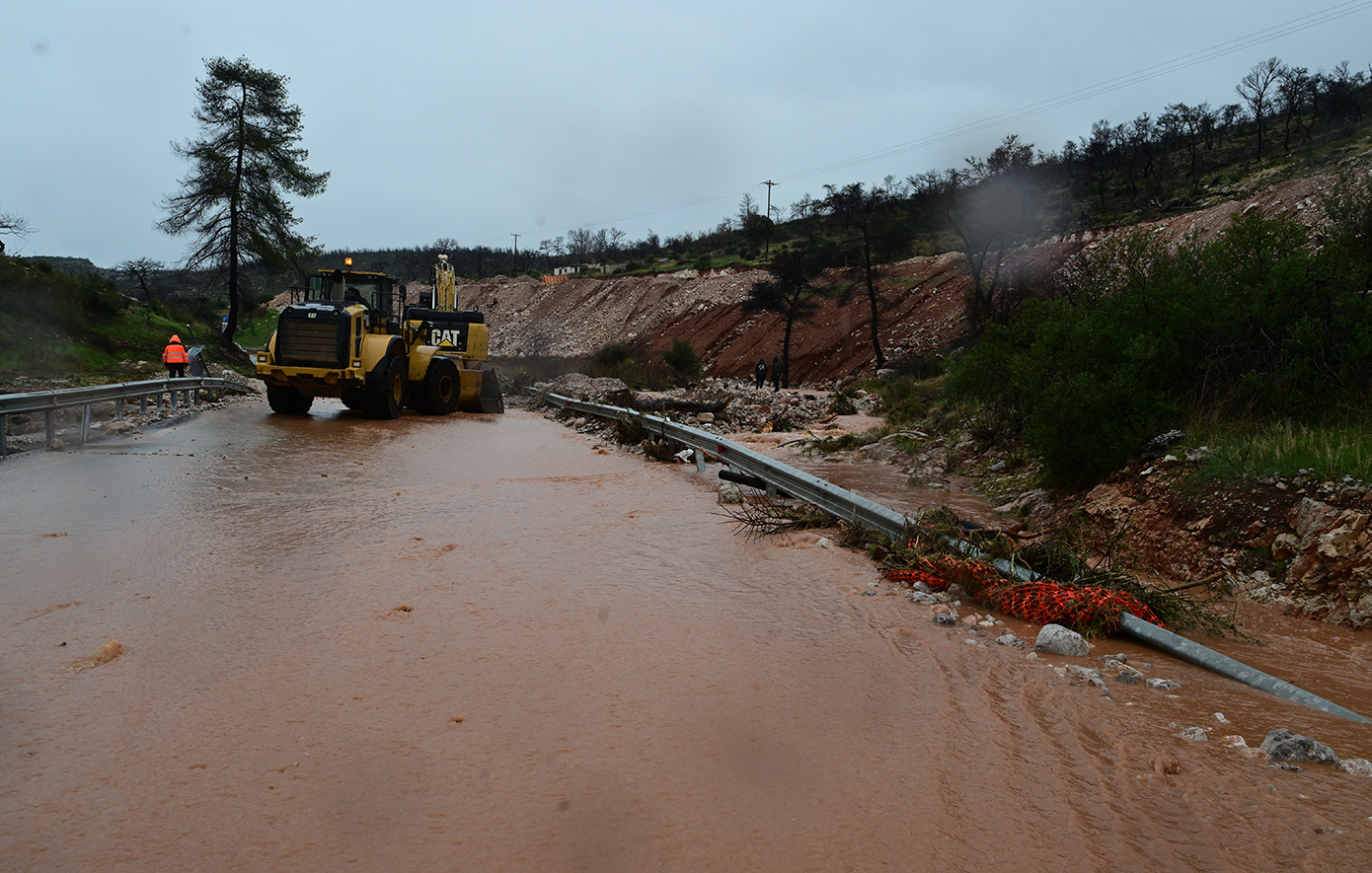 Έσπασε αγωγός ύδρευσης στη Μάνδρα από την κακοκαιρία