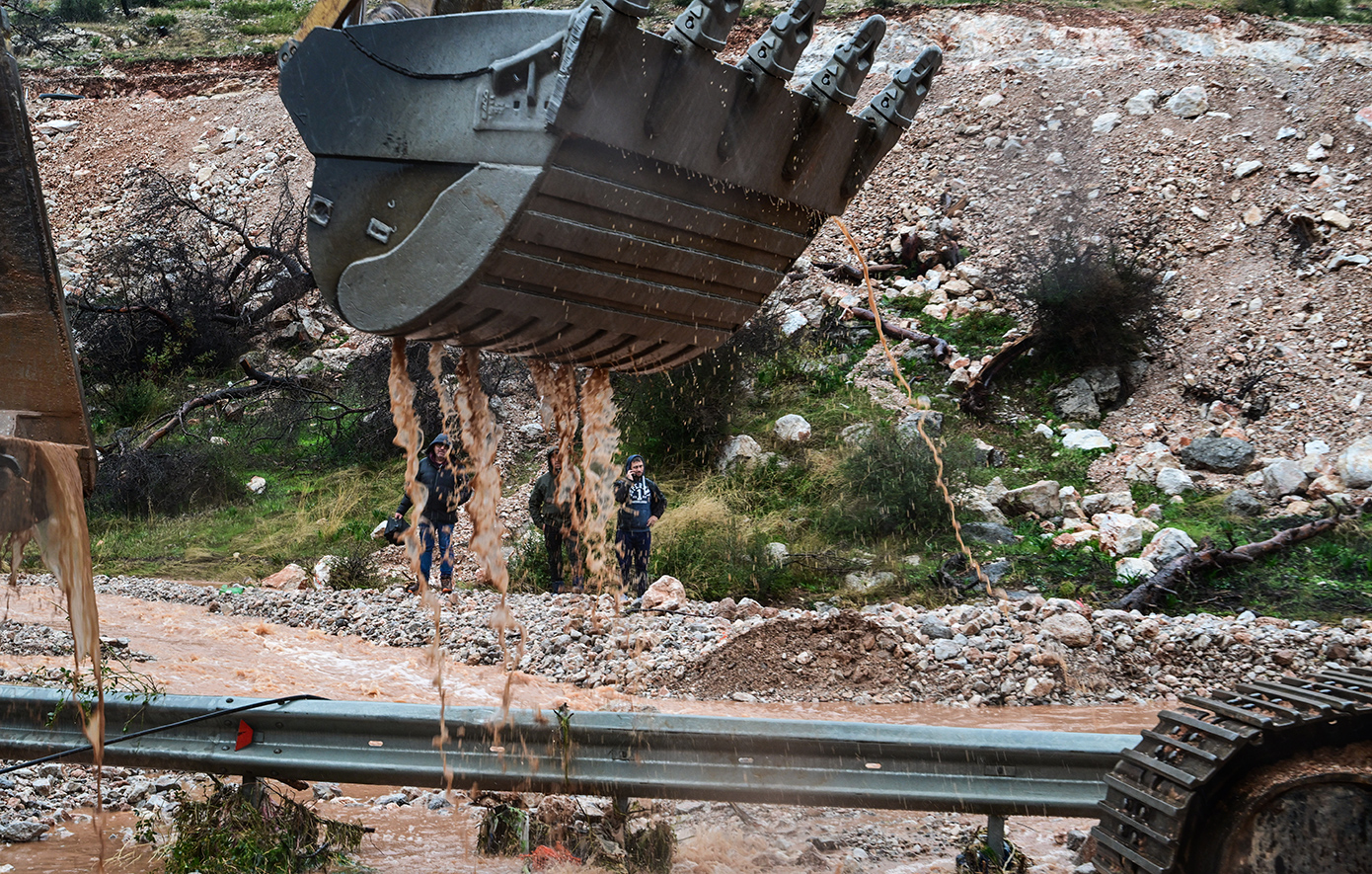 Έσπασε αγωγός ύδρευσης στη Μάνδρα από την κακοκαιρία