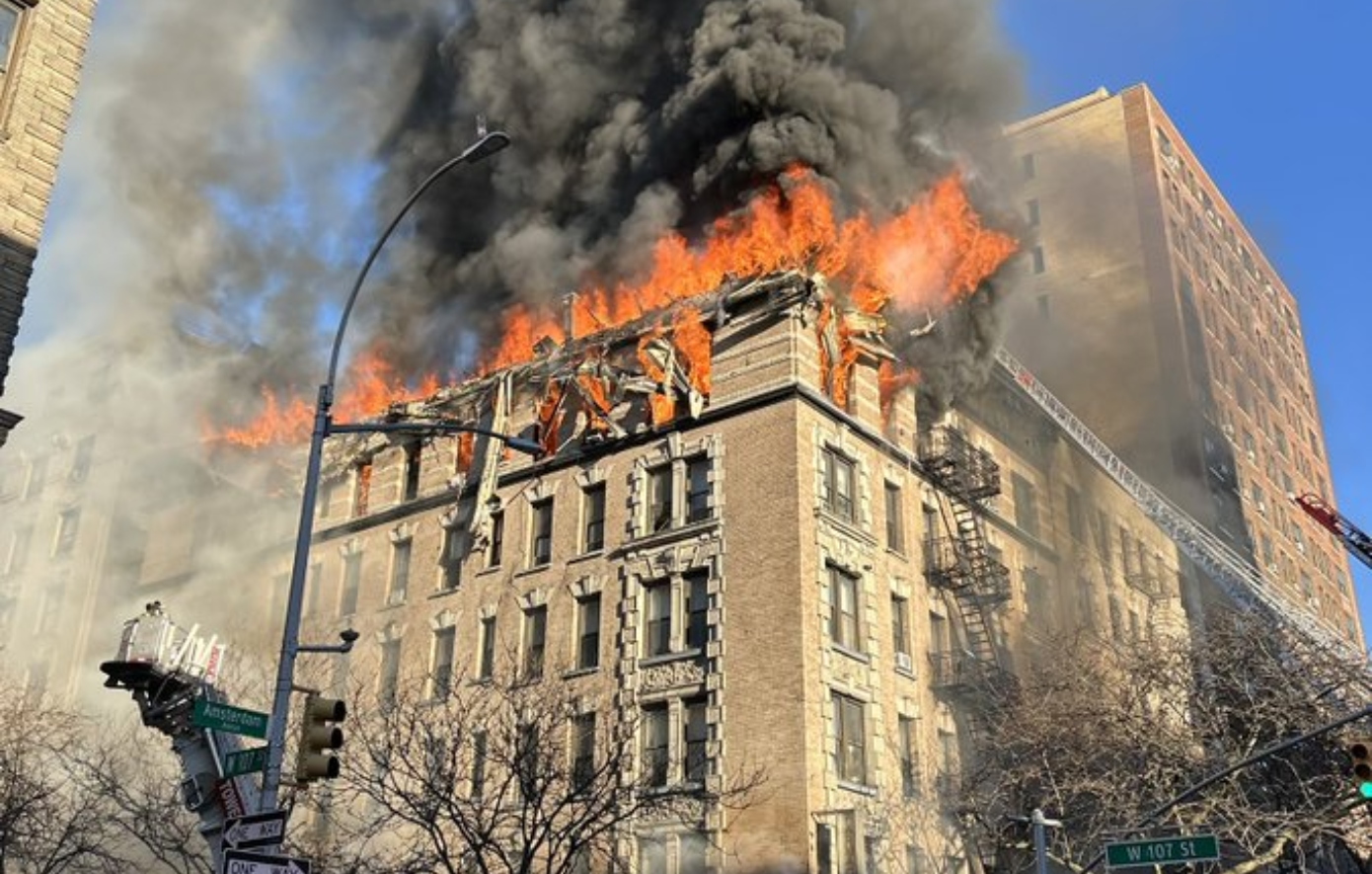 Μεγάλη φωτιά σε κτίριο στο Μανχάταν &#8211; Απομακρύνθηκαν άνθρωποι, έκλεισαν δρόμοι