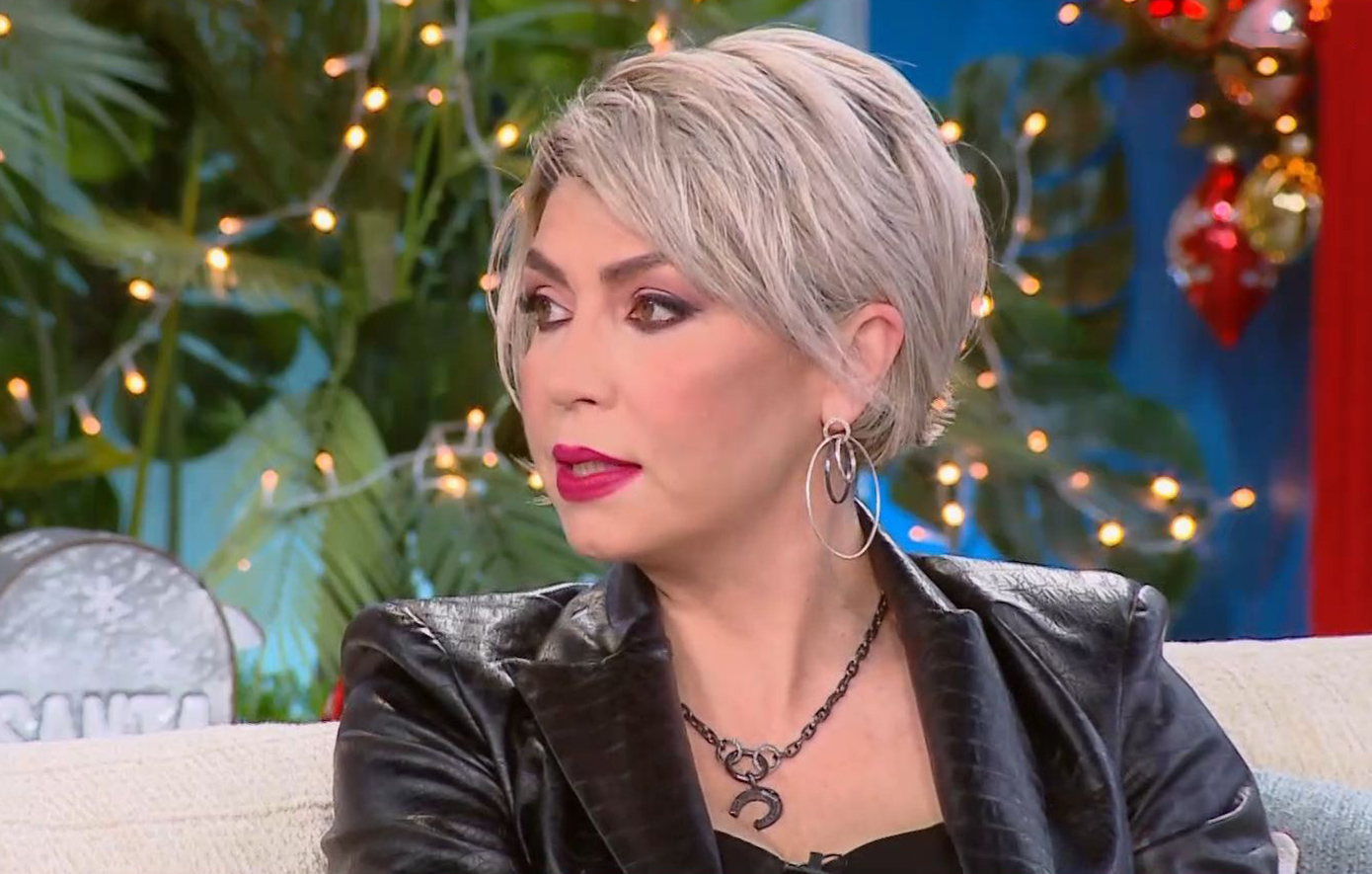 «Είμαι δυναμική, αλλά στο αγόρι μου αφήνομαι πολύ», λέει η «γυναίκα με τα μαύρα» από το «The Chase»