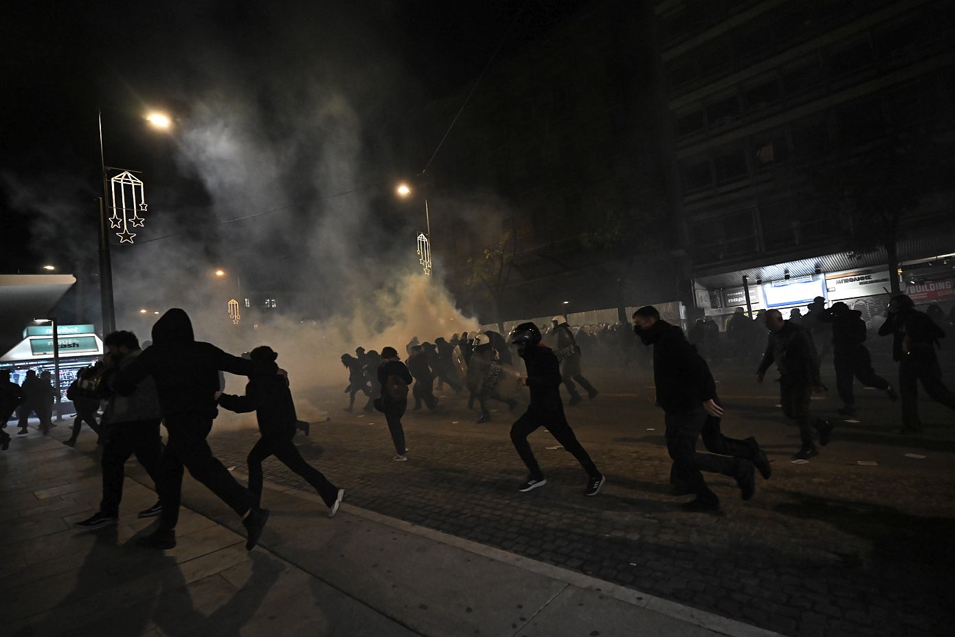 Πορεία Αλέξανδρου Γρηγορόπουλου &#8211; Ένταση με βόμβες μολότοφ και δακρυγόνα σε Εμμανουήλ Μπενάκη και Πανεπιστημίου &#8211; 6 Συλλήψεις