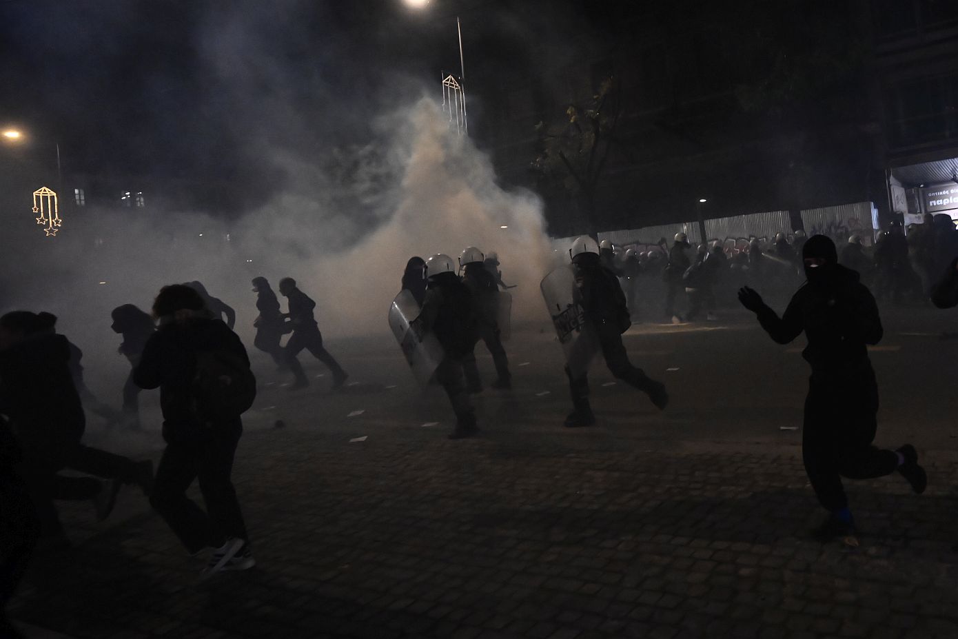 Πορεία Αλέξανδρου Γρηγορόπουλου &#8211; Ένταση με βόμβες μολότοφ και δακρυγόνα σε Εμμανουήλ Μπενάκη και Πανεπιστημίου &#8211; 6 Συλλήψεις