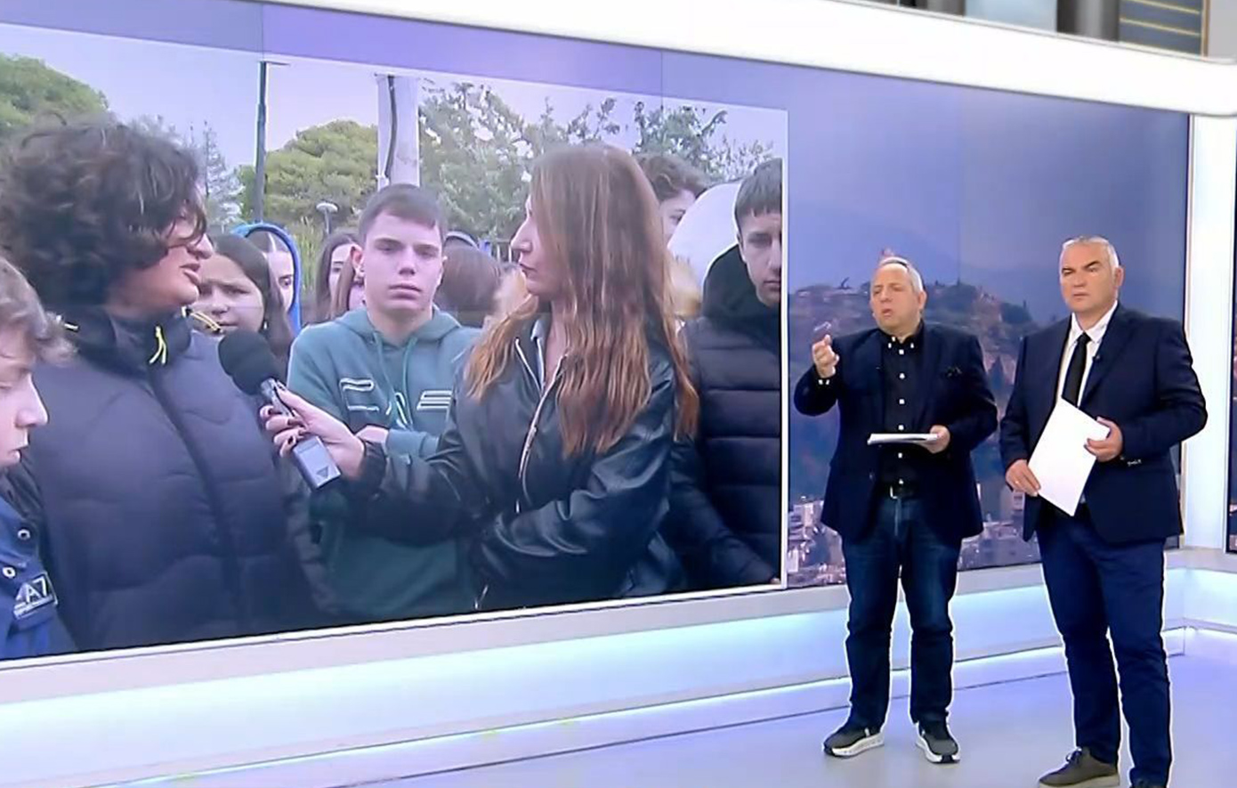 Μαθητής έκανε χειρονομίες μπροστά στην κάμερα του ΣΚΑΪ και ο Κούτρας εκνευρίστηκε