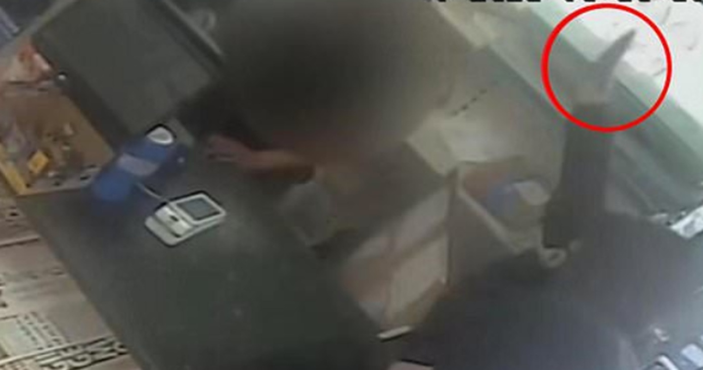 Καταστηματάρχης αντιμετώπισε δύο γυναίκες ληστές με μαχαίρια χρησιμοποιώντας μια&#8230;κασετίνα γάλακτος