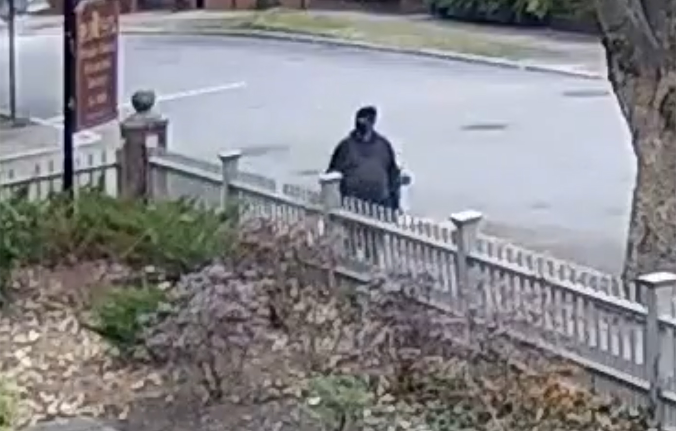 Στη δημοσιότητα νέες φωτογραφίες του υπόπτου της φονικής επίθεσης στο πανεπιστήμιο Μπράουν &#8211; «Ζητάμε τη βοήθεια των πολιτών»