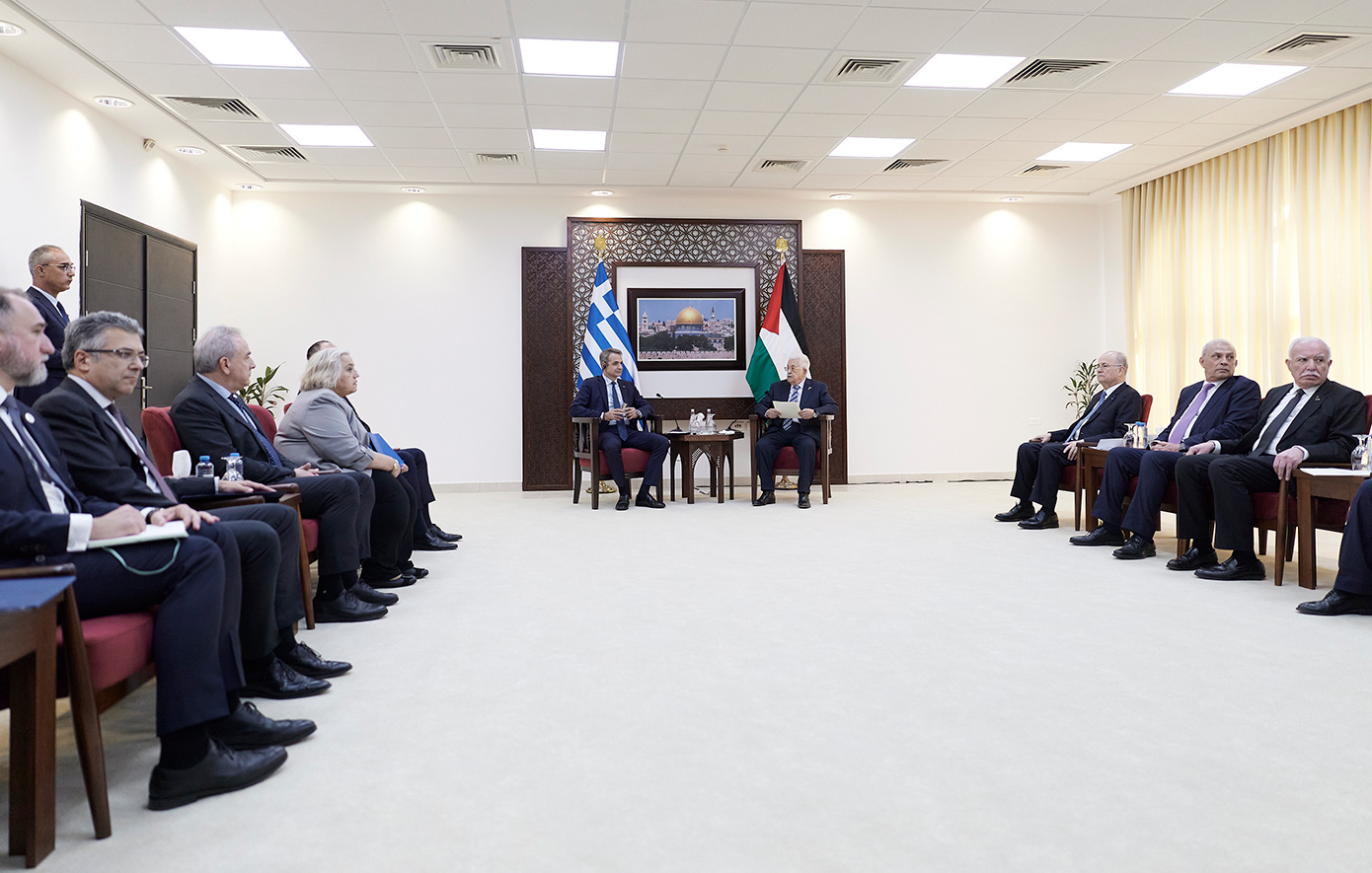 Μητσοτάκης στη συνάντηση με Αμπάς