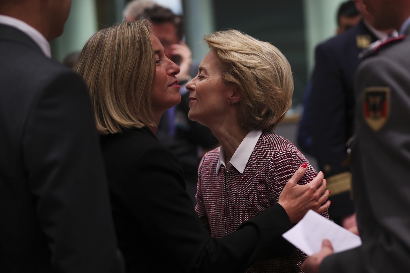 Politico: Η έρευνα για απάτη κινδυνεύει να βυθίσει την ΕΕ στη μεγαλύτερη κρίση των τελευταίων δεκαετιών