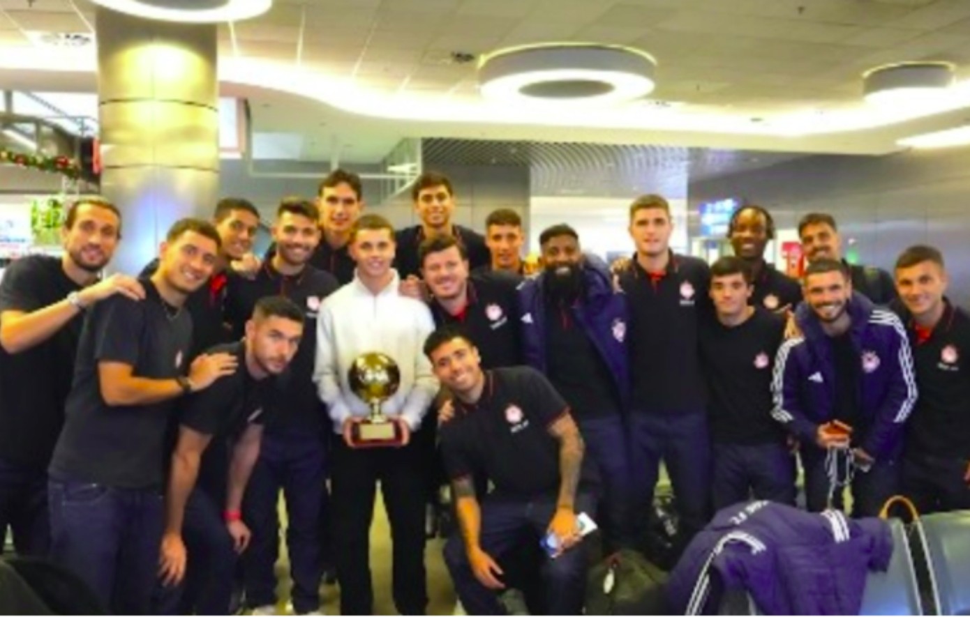 Ολυμπιακός: Η αποθεωτική υποδοχή της ομάδας στον Golden Boy Μουζακίτη στο «Ελευθέριος Βενιζέλος»