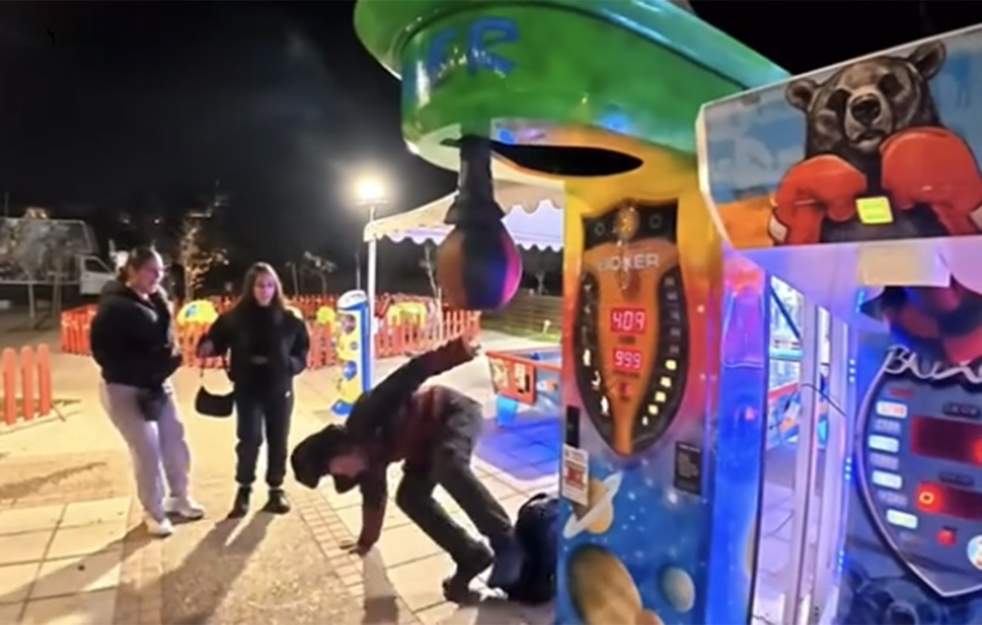 Ο Ευτύχης Μπλέτσας έγινε πάλι viral: Το βίντεο της πτώσης του μετά την μπουνιά σε μηχάνημα του λούνα παρκ