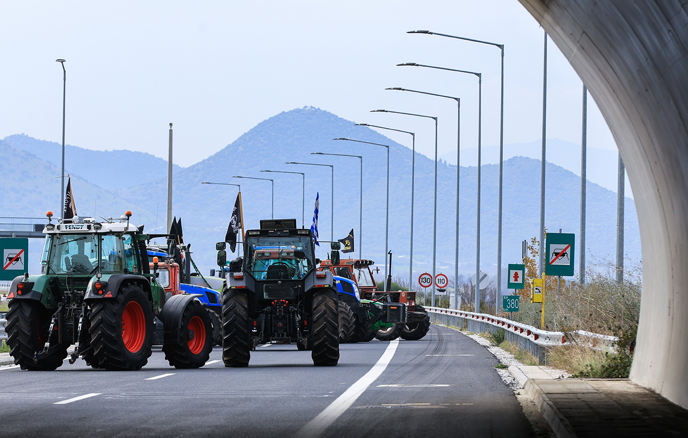 «Γολγοθάς» η έξοδος για τα Χριστούγεννα με ουρές χιλιομέτρων και μπλόκα αγροτών &#8211; Άνοιξαν δύο λωρίδες σε Ριτσώνα, Κάστρο και Αμφίκλεια