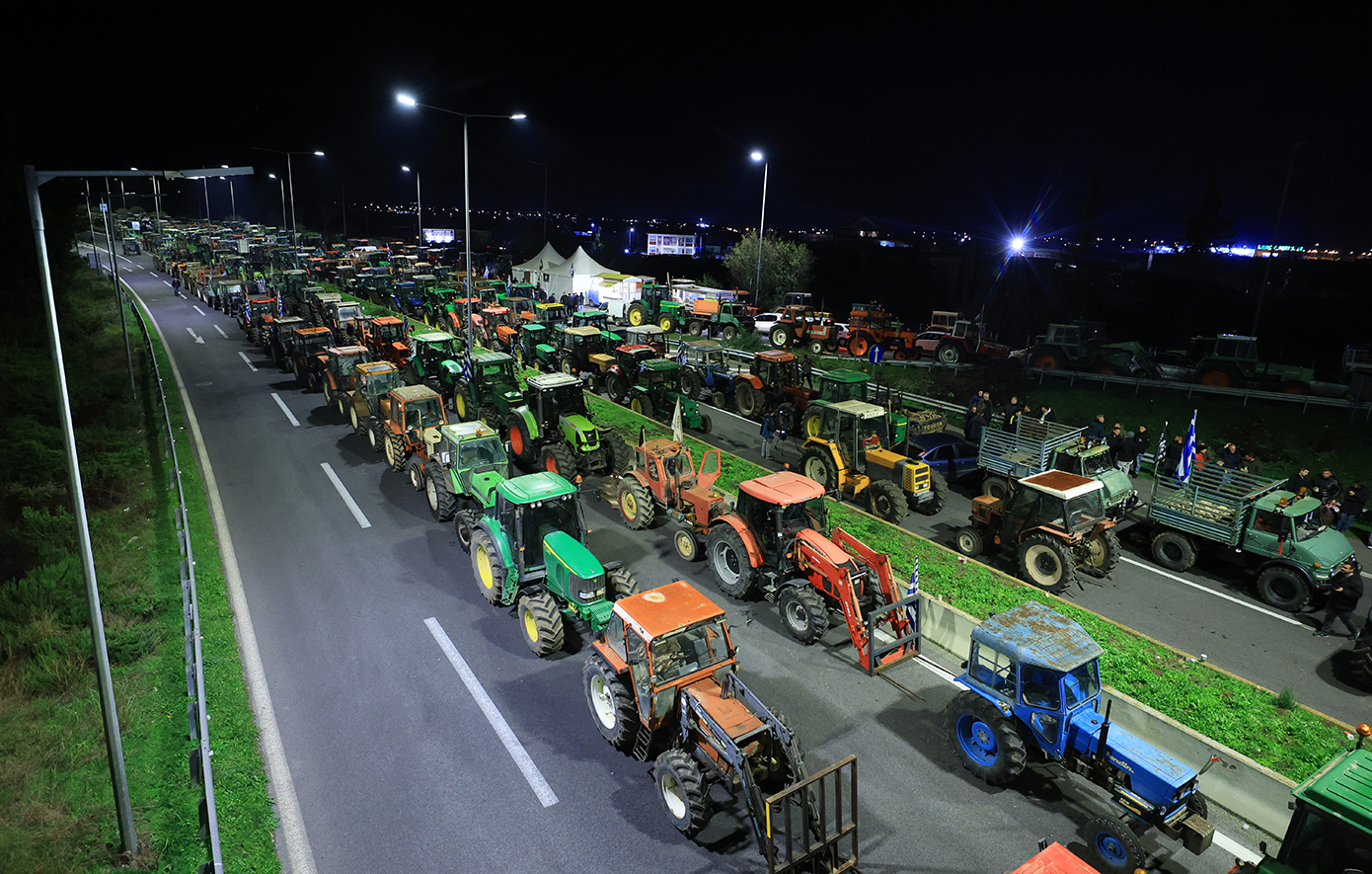 Ούτε βήμα πίσω οι αγρότες: Ενισχύουν το μπλόκο στη Νίκαια &#8211; Στόχος να ξεπεράσουν τα 1.000 τρακτέρ