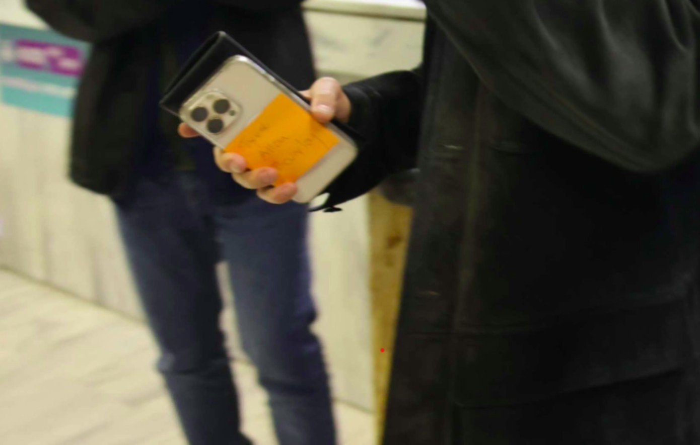 Απίθανο σκηνικό: Ο Μυστακίδης αποκάλυψε τις μεταγραφές του ΠΑΟΚ με χαρτάκι στο κινητό τηλέφωνο