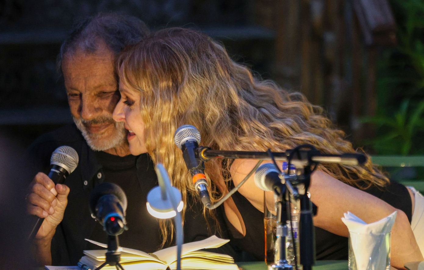 Σταύρος Ξαρχάκος: Η σπάνια χριστουγεννιάτικη φωτογραφία με την Ηρώ Σαΐα και τα δίδυμα παιδιά τους